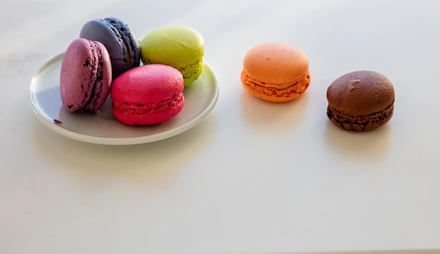 Macarons colorés sur fond blanc vue rapprochée