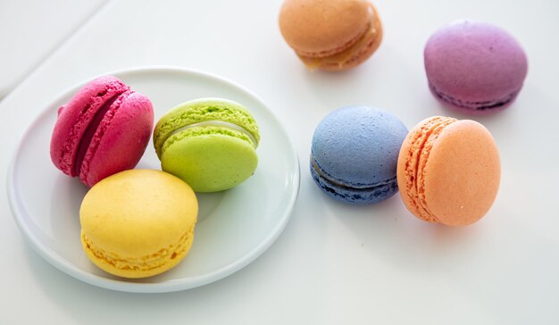 Macarons colorés sur fond blanc vue rapprochée