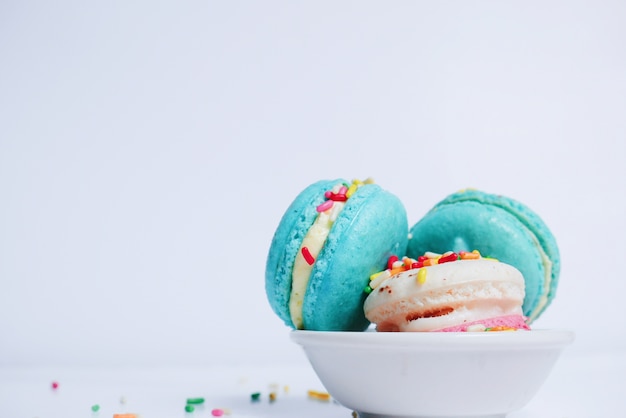 macarons colorés avec fond blanc