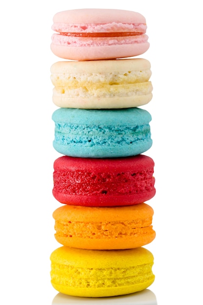 Macarons colorés sur fond blanc