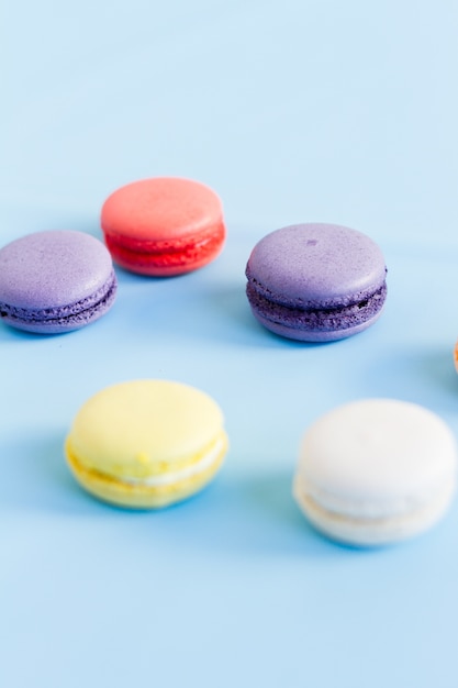 Macarons colorés sur un fond bleu