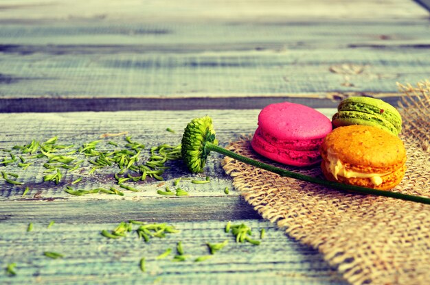 Photo macarons colorés sur un fond en bois