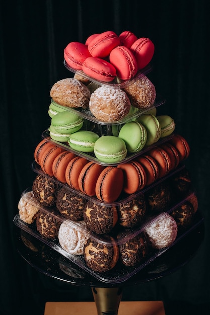 Macarons Colorés Sur Fond Noir Pyramide De Macarons Multicolores Sur Fond Noir