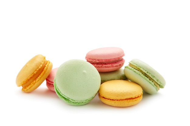 Macarons colorés français isolés sur fond