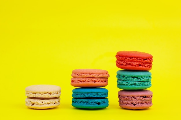 Photo macarons colorés français sur jaune