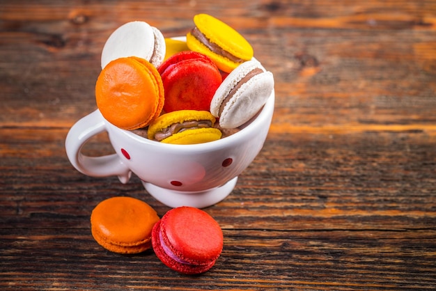 Macarons colorés français