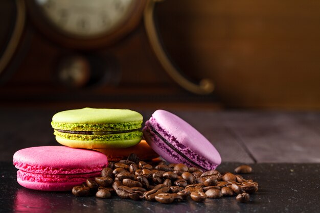 Macarons colorés avec des grains de café torréfiés