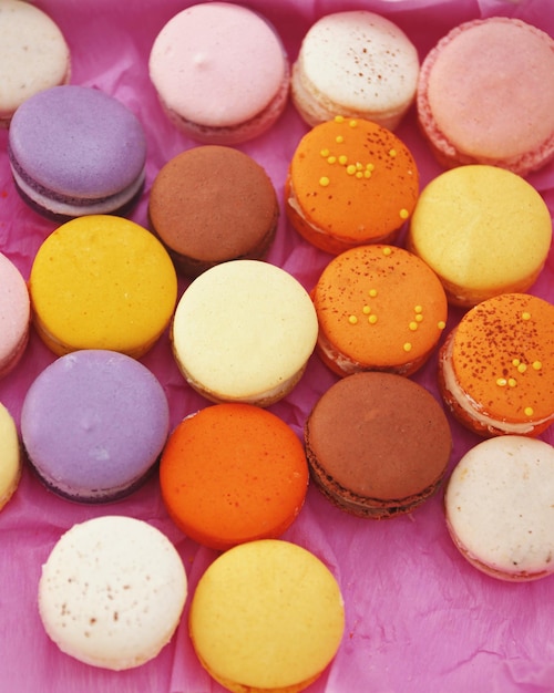 Macarons colorés en gros plan fort