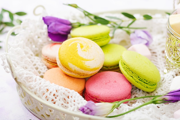 Macarons colorés et guimauves sur un fond de ligth