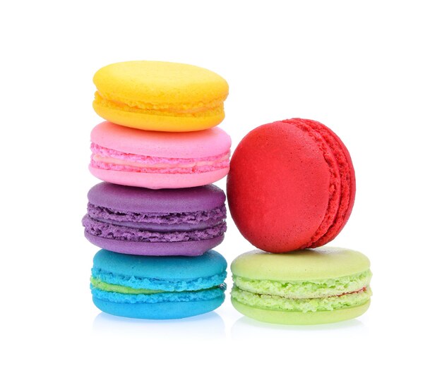 Macarons colorés isolés sur fond blanc