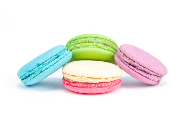 Macarons colorés isolés sur fond blanc