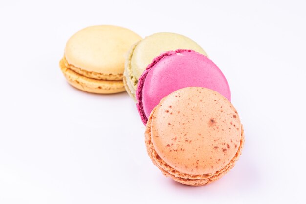 Macarons colorés isolés sur fond blanc