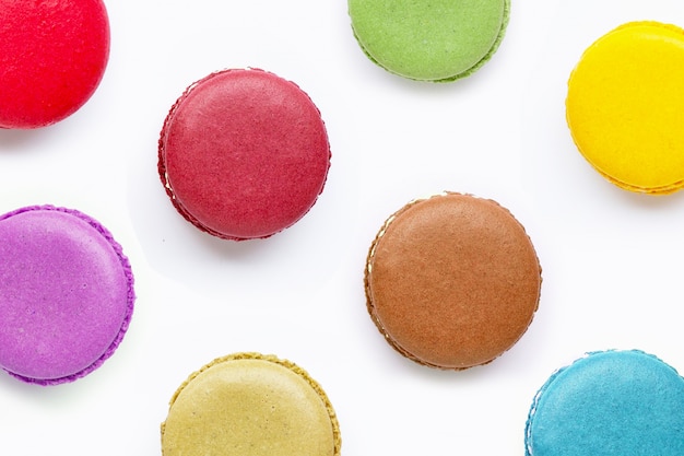 Macarons colorés isolés sur fond blanc