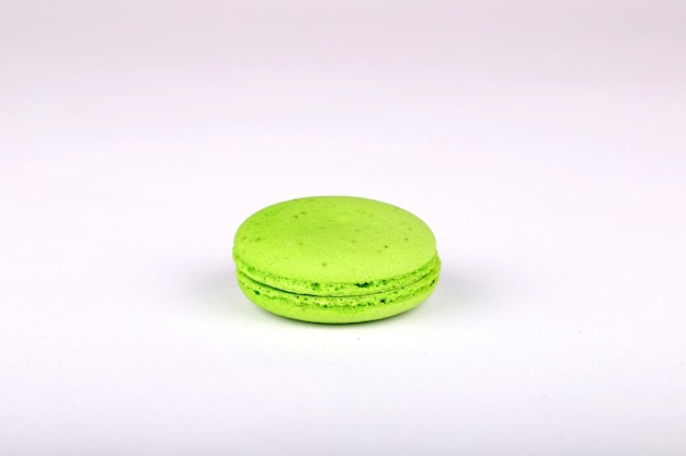 Macarons colorés isolés sur fond blanc.