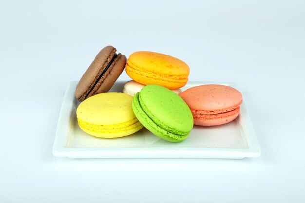 Macarons colorés isolés sur fond blanc.