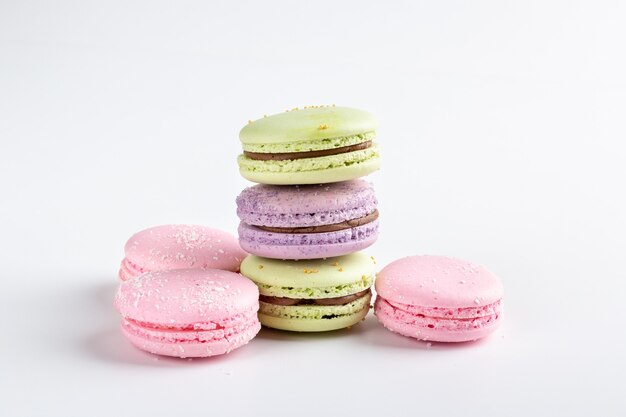 Macarons colorés isolés sur tableau blanc