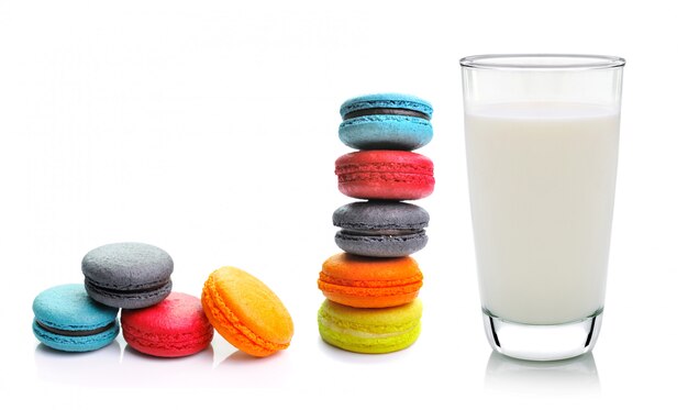 Macarons colorés et lait isolé sur fond blanc