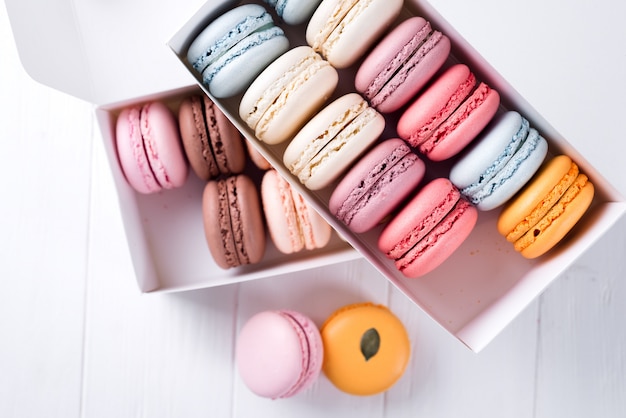 Macarons colorés. Macarons sucrés.