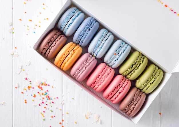 Macarons colorés. Macarons sucrés.