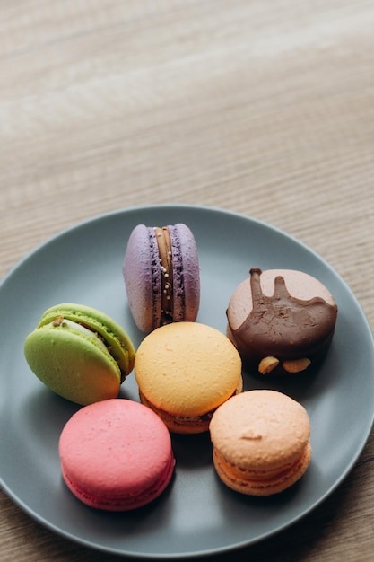 Macarons colorés sur plaque