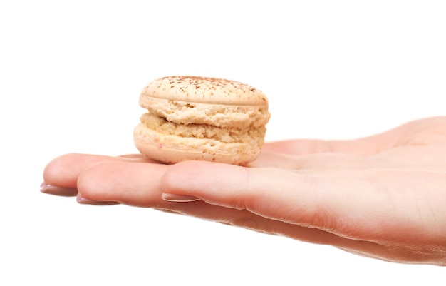 Macarons colorés savoureux en main féminine isolated on white