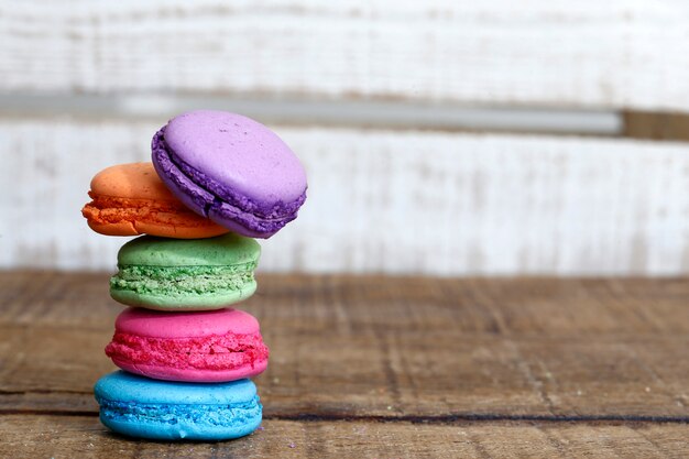 Macarons colorés sur table en bois rustique