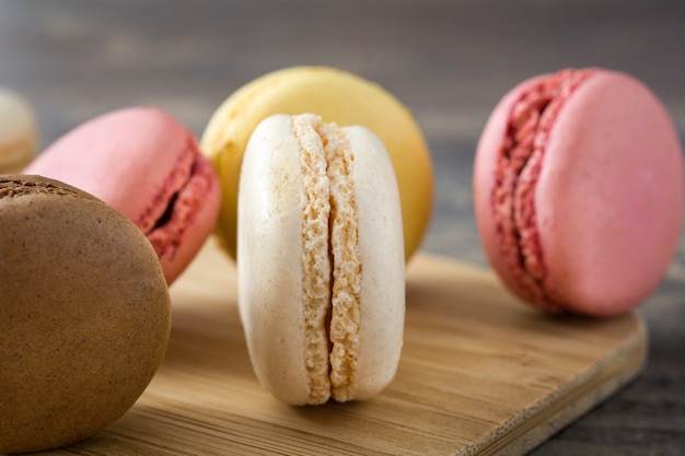 Macarons colorés sur table en bois