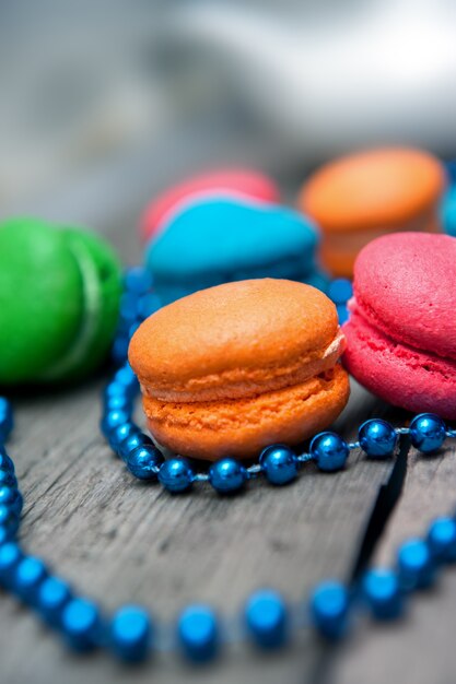 Macarons colorés sur table en bois.