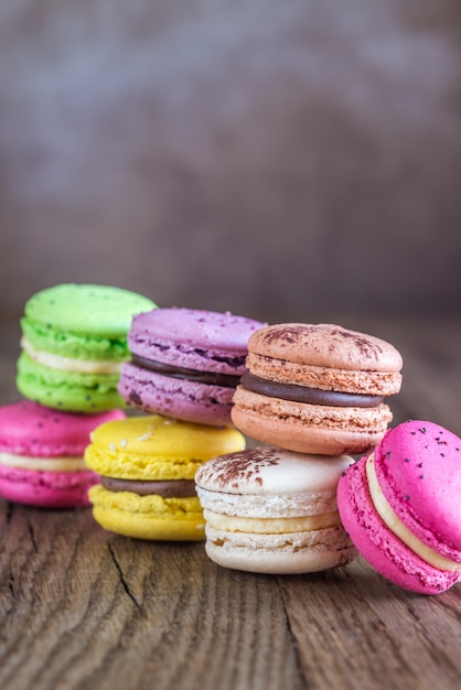 Macarons colorés sur la table en bois