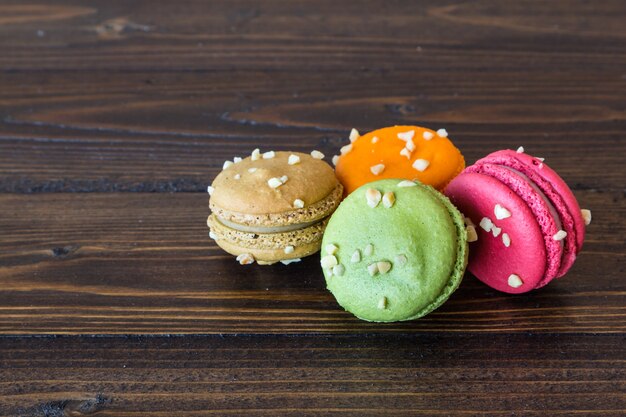 macarons colorés sur la table en bois