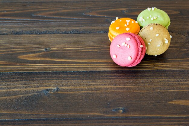 macarons colorés sur la table en bois