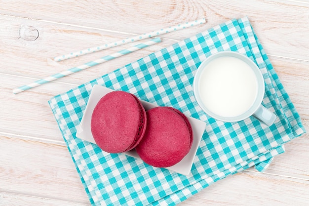 Macarons colorés et tasse de lait