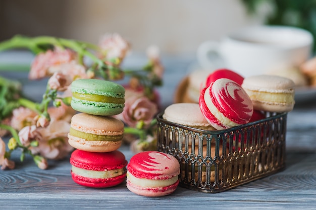 Macarons colorés traditionnels français dans une boîte