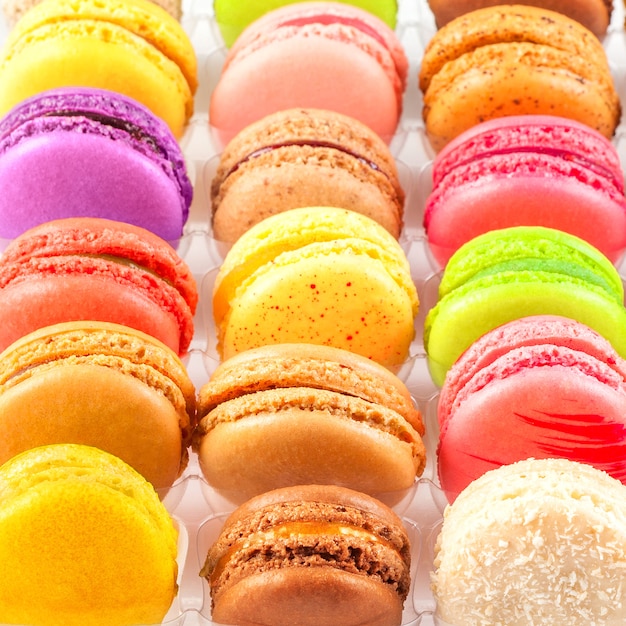 Macarons colorés traditionnels français dans une boîte