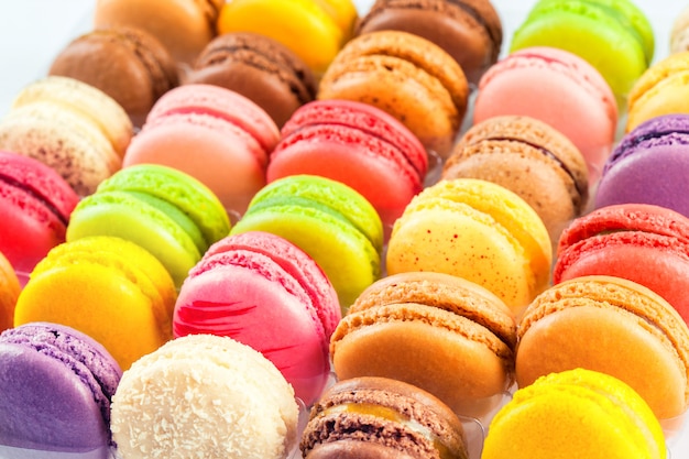 Macarons colorés traditionnels français dans une boîte