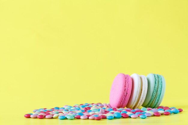 Macarons colorés