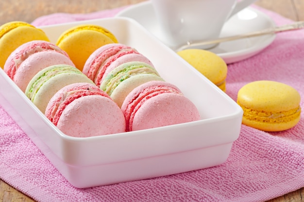 Macarons colorés