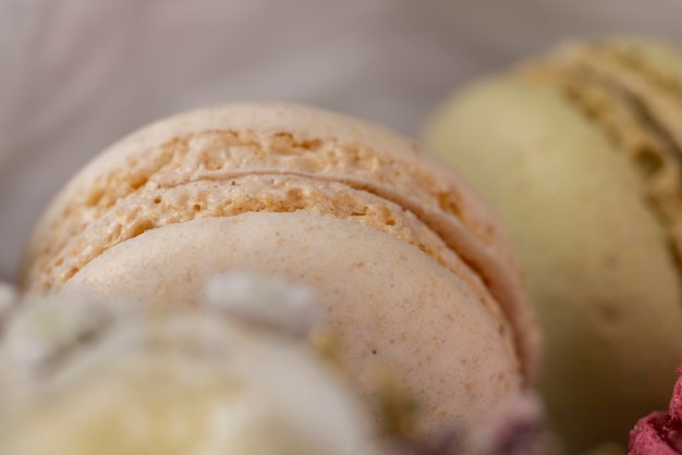 Macarons confiserie avec utilisation d'œufs et de sucre un gros plan du dessert sucré Macarons beige