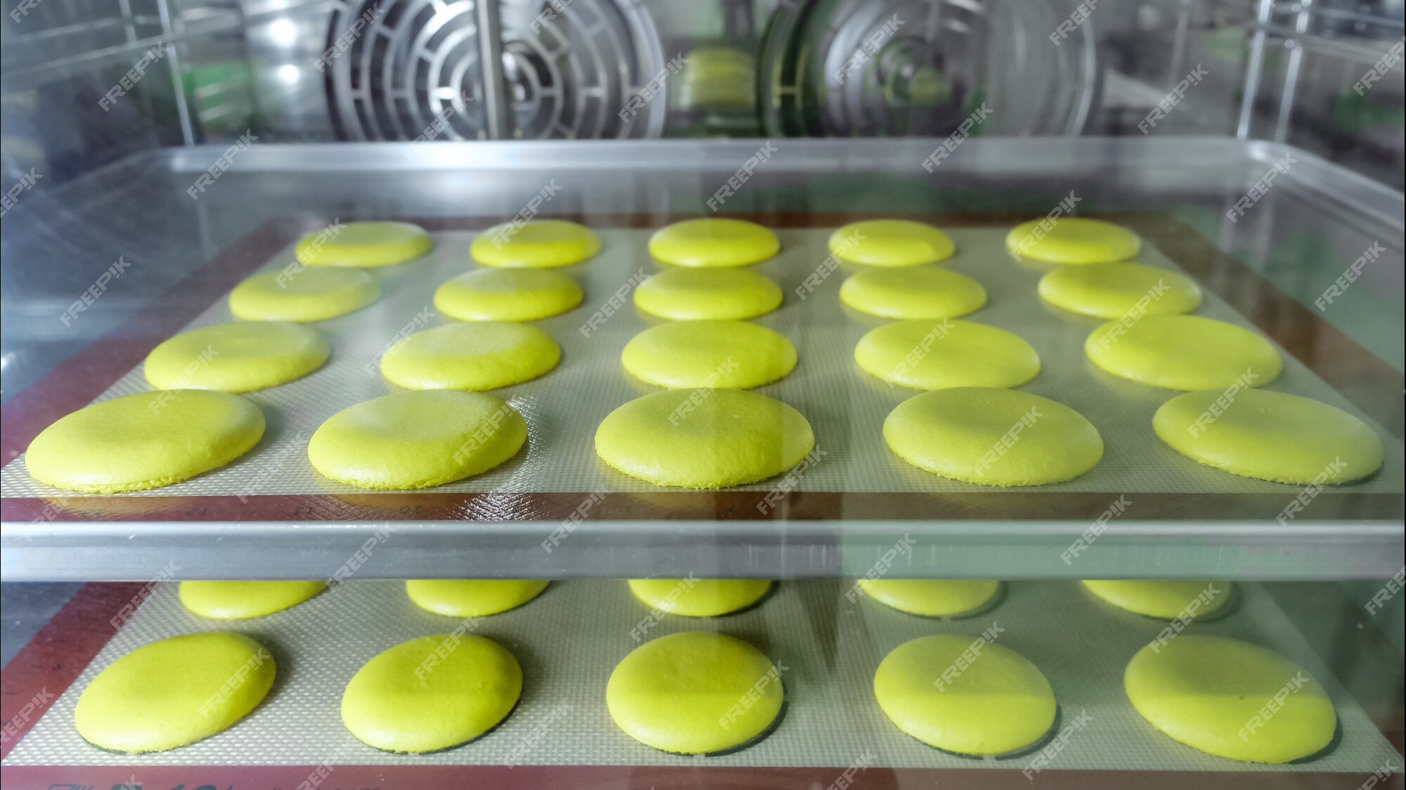 Les Macarons Cuisent Au Four Sur Un Tapis En Silicone Au Pochoir