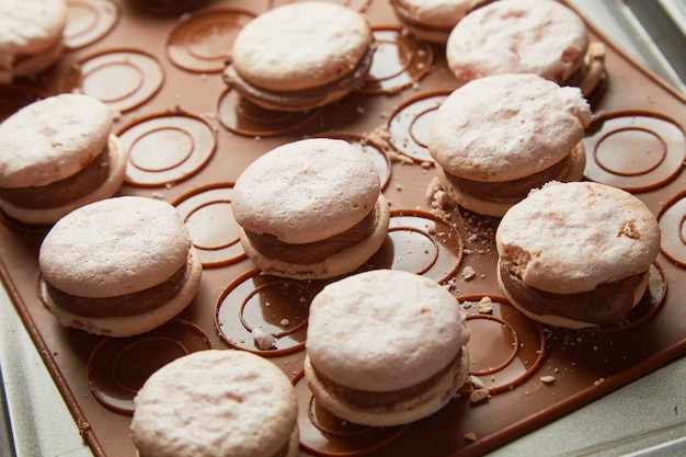 Photo macarons cuits au four sur un plateau