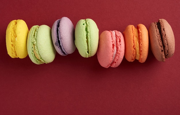 Macarons cuits au four ronds isolés sur bourgogne