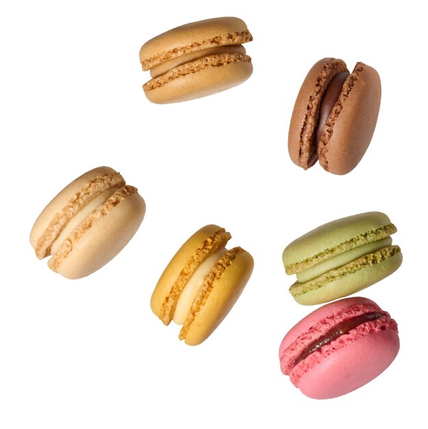 Photo macarons cuits multicolores sur un fond isolé