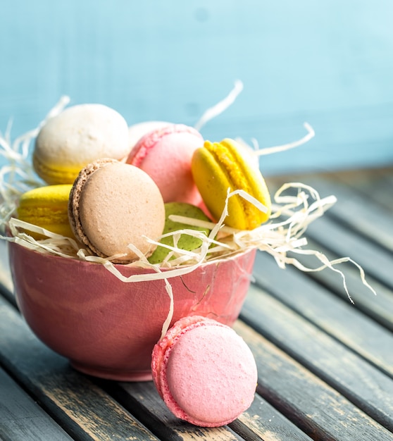 macarons dans un bol sur la table en bois