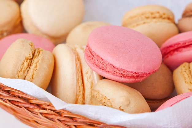 Macarons dans un panier en osier