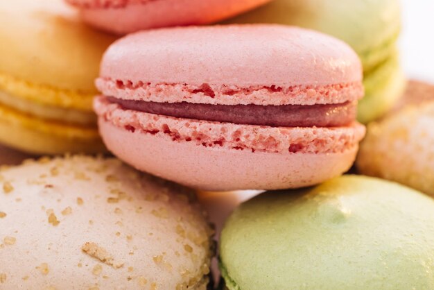 Macarons dessert close up de macarons multicolores macaron français pâtisserie gourmande sur fond blanc