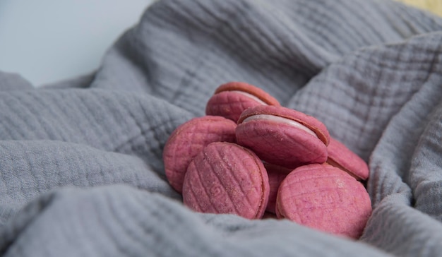 Des macarons de dessert français colorés et délicieux.