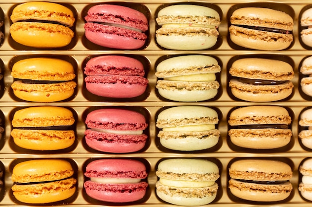 Photo macarons de dessert français colorés