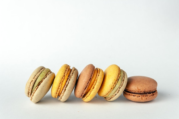 Macarons Dessert sur un gros plan de fond blanc