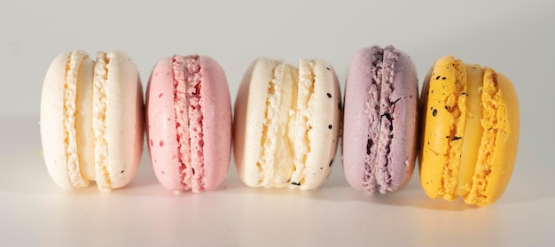 Macarons de dessert sucré français sur blanc