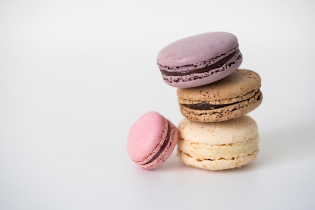 Macarons de dessert sucré français sur blanc